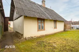 Pārdošanā īpašums ar privātmāju, dzīvokli un 1100 m² zemes gabalu Smiltenē.