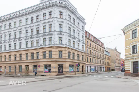 Dzīoklis Pirmskara ēka centrā