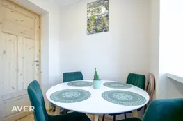Pārdošanā mājīgs, skaists 2 istabu dzīvoklis Cēsu pilsētas centrā.