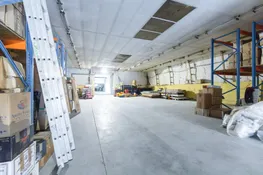 Pārdošanā divstāvu komercēka, angārs un 6300 m² zemes gabals Aizkrauklē
