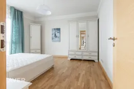 Dzīvoklis ar panorāmas logiem un skaistu saulrietu.