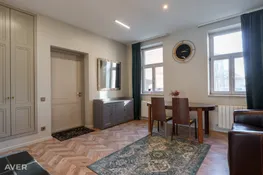 Plašs divu istabu dzīvoklis centrā