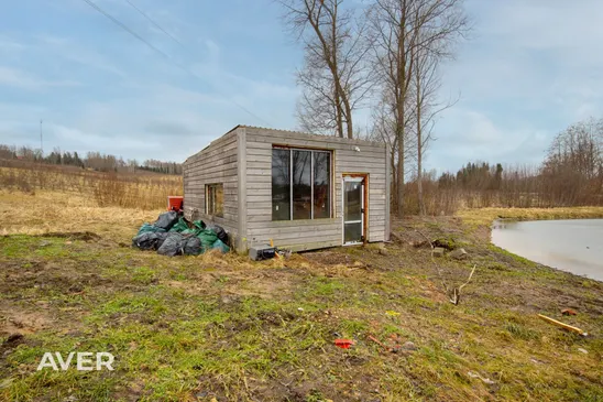 Jaunbūve blakus smiltsērkšķu plantācijai