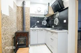Pārdošanā īpašums ar privātmāju, dzīvokli un 1100 m² zemes gabalu Smiltenē.