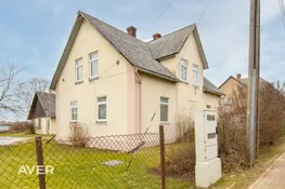 Pārdošanā īpašums ar privātmāju, dzīvokli un 1100 m² zemes gabalu Smiltenē.