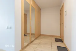 Dzīvoklis ar panorāmas logiem un skaistu saulrietu.