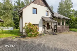 Privātmāja ar ļoti plašu, meža ieskautu zemes gabalu.