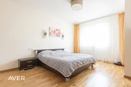 Rindu māja klusā , zaļā apkaimē