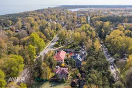Jūra no mājas tikai rokas stiepiena attālumā