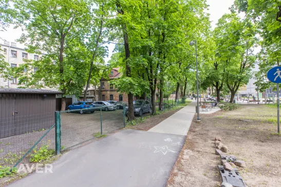 Dzīvoklis centrā ar privāto pagalmu