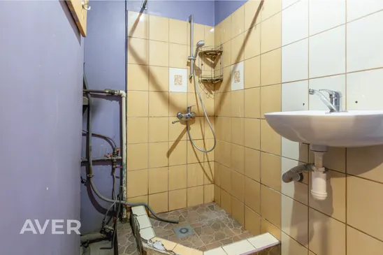 3 istabu dzīvoklis ar centralizēto malkas apkuri