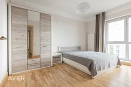 Dzīvoklis ar panorāmas logiem un skaistu saulrietu.