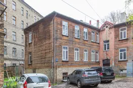 Dzīoklis Pirmskara ēka centrā