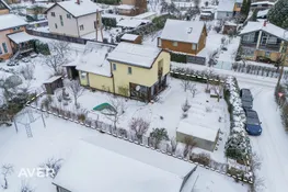 Pārdošanā divstāvu privātmāja ar 581 m² zemes gabalu klusā vietā netālu no Gaujas.