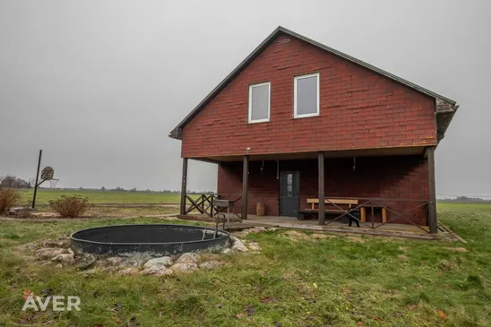 Pārdod plašu īpašumu ar privātmāju un viesunamu.