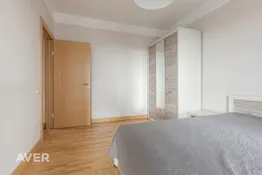 Dzīvoklis ar panorāmas logiem un skaistu saulrietu.