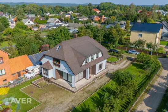 3-stāvu privātmāja ar baseinu Tukumā.