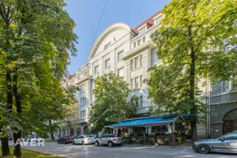 Dzīvoklis skaistā jūgendstila ēkā.
