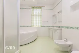 Plaša privātmāja pie meža
