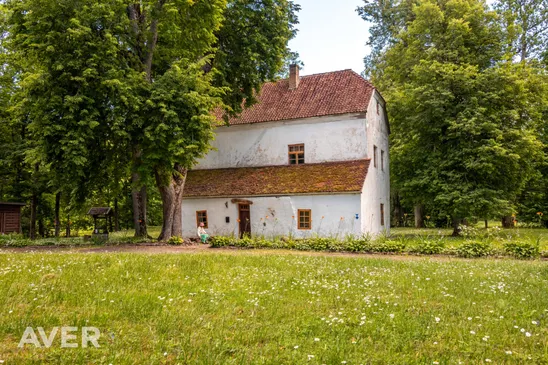 Bruņinieku  Pils pie ezera