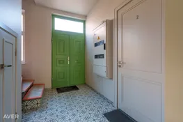 Plašs divu istabu dzīvoklis centrā