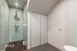 Plaša, gaismas un saules apspīdēta māja