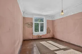 Cēsu centra 1-istabas dzīvoklis koka ēkā.