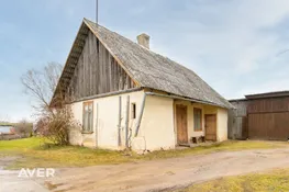 Pārdošanā īpašums ar privātmāju, dzīvokli un 1100 m² zemes gabalu Smiltenē.