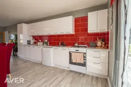 Plaša lauku stila māja ar terasi apkārt visai ēkai