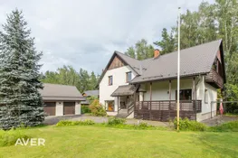 Privātmāja ar ļoti plašu, meža ieskautu zemes gabalu.