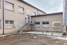 Pārdošanā divstāvu komercēka, angārs un 6300 m² zemes gabals Aizkrauklē