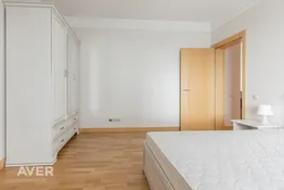 Dzīvoklis ar panorāmas logiem un skaistu saulrietu.
