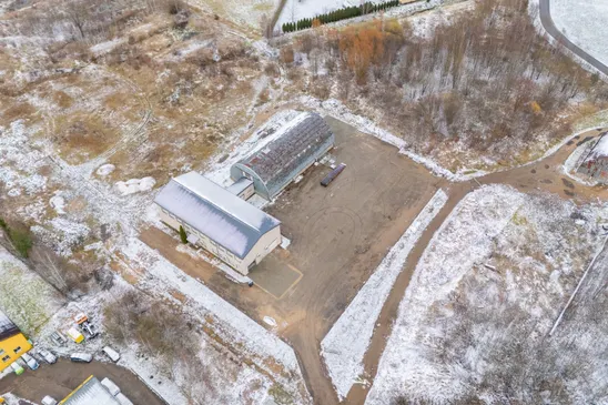 Pārdošanā divstāvu komercēka, angārs un 6300 m² zemes gabals Aizkrauklē