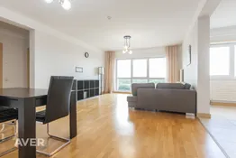Dzīvoklis ar panorāmas logiem un skaistu saulrietu.