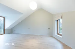 Pārdošanā tikko uzcelta dvīņu mājas sekcija ar 1200 m² zemes gabalu.