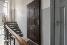 Pārdošanā pilnībā aprīkots 2 istabu dzīvoklis pagalma mājā Rīgas centrā.