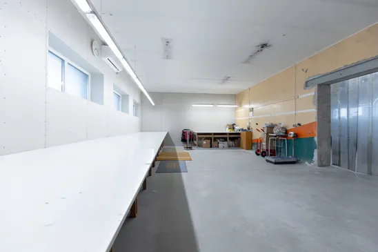 Pārdošanā divstāvu komercēka, angārs un 6300 m² zemes gabals Aizkrauklē