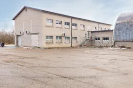 Pārdošanā divstāvu komercēka, angārs un 6300 m² zemes gabals Aizkrauklē