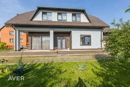 3-stāvu privātmāja ar baseinu Tukumā.