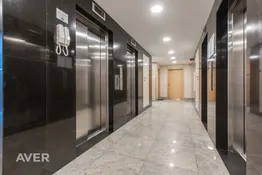 Dzīvoklis ar panorāmas logiem un skaistu saulrietu.