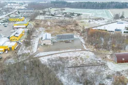 Pārdošanā divstāvu komercēka, angārs un 6300 m² zemes gabals Aizkrauklē