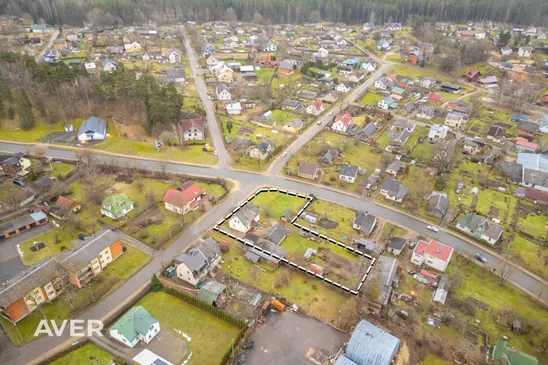 Pārdošanā īpašums ar privātmāju, dzīvokli un 1100 m² zemes gabalu Smiltenē.