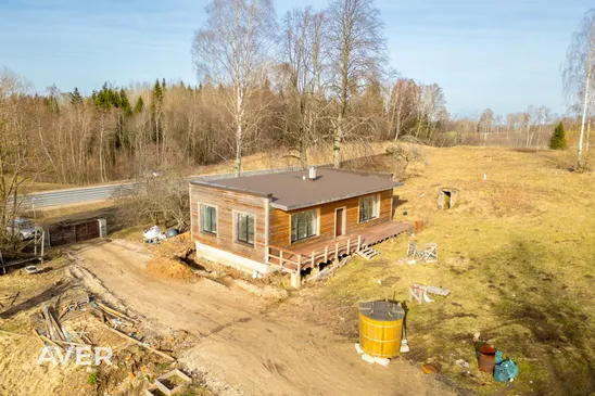Jaunbūve blakus smiltsērkšķu plantācijai