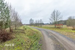 Plaša māja ainaviskā un klusā vietā