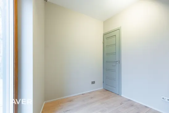 Pārdošanā tikko uzcelta dvīņu mājas sekcija ar 1200 m² zemes gabalu.