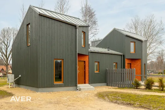 Pārdošanā tikko uzcelta dvīņu mājas sekcija ar 1200 m² zemes gabalu.
