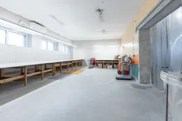Pārdošanā divstāvu komercēka, angārs un 6300 m² zemes gabals Aizkrauklē