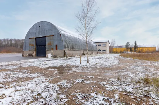 Pārdošanā divstāvu komercēka, angārs un 6300 m² zemes gabals Aizkrauklē