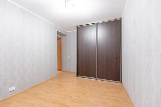 Pārdošanā silts 2 istabu dzīvoklis ar plašu palīgtelpu mājas pirmajā stāvā