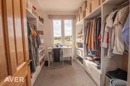 Plaša lauku stila māja ar terasi apkārt visai ēkai